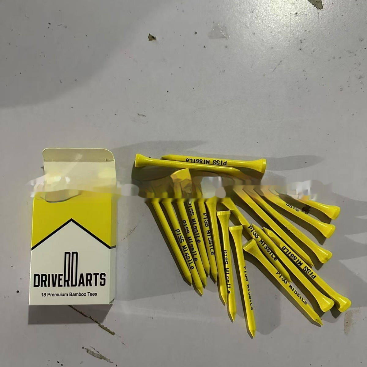 Tee de golf design fléchette : L'accessoire Révolutionnaire : X18 golf gdz Lot de 18 unités du Tee de golf design fléchette de couleur jaune pour une visibilité optimale sur le green.