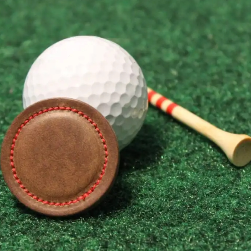 Marqueur de Balle de Golf Magnétique en Cuir PU : L'Élégance sur le Green golf gdz Marqueur de Balle de Golf Magnétique en Cuir PU : L'Élégance sur le Green